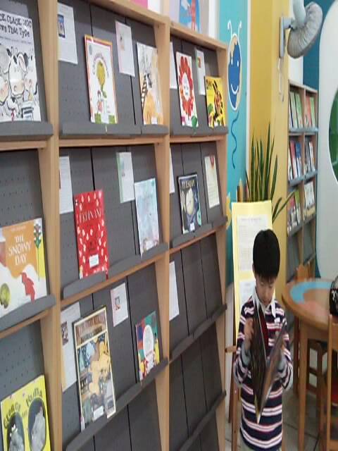 어린이정보실 전시도서